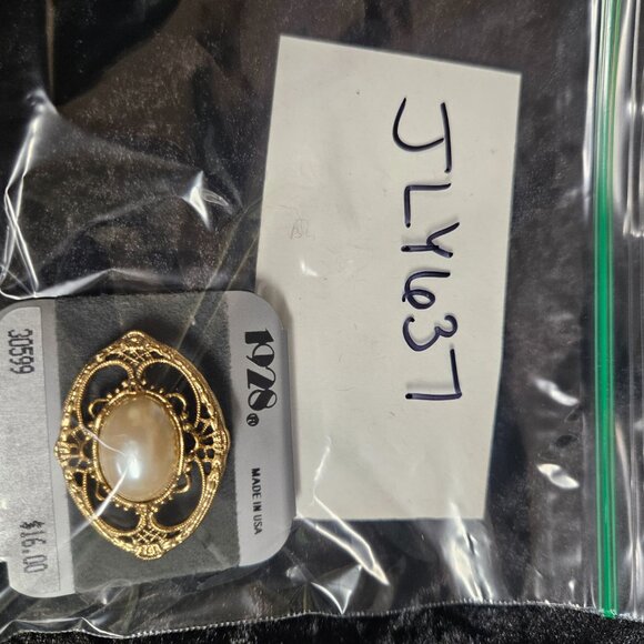 Vintage 1928 Gold Tone center faux pearl Pin - Picture 2 of 3